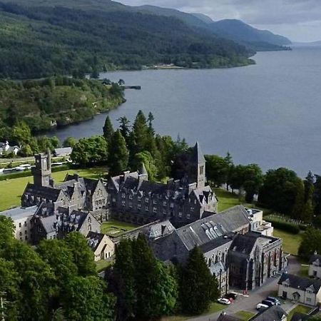 The Classrooms, Loch Ness Abbey - 142M2 Lifestyle & Heritage Apartment - Pool & Spa - The Highland Club - Resort On Lake Shores Fort Augustus Exterior foto